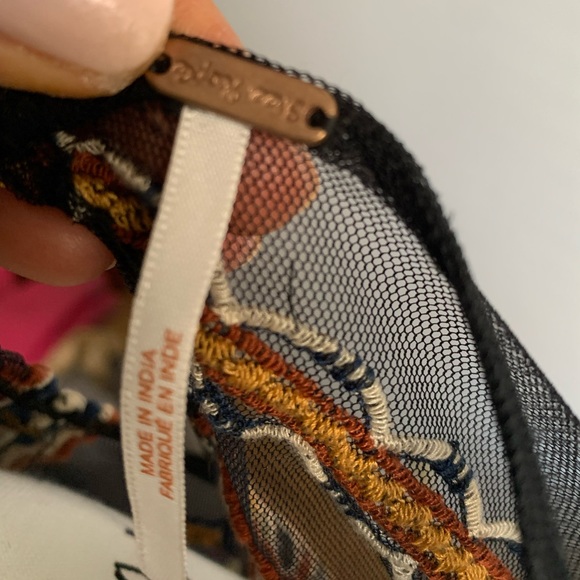 I LOVE this blouse but it never fit right on me, consequently, I wore it once. - Picture 5 of 6